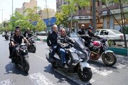 ببینید | حضور عراقچی با موتورسیکلت در مراسم تشییع رهبر شهید انقلاب در تهران